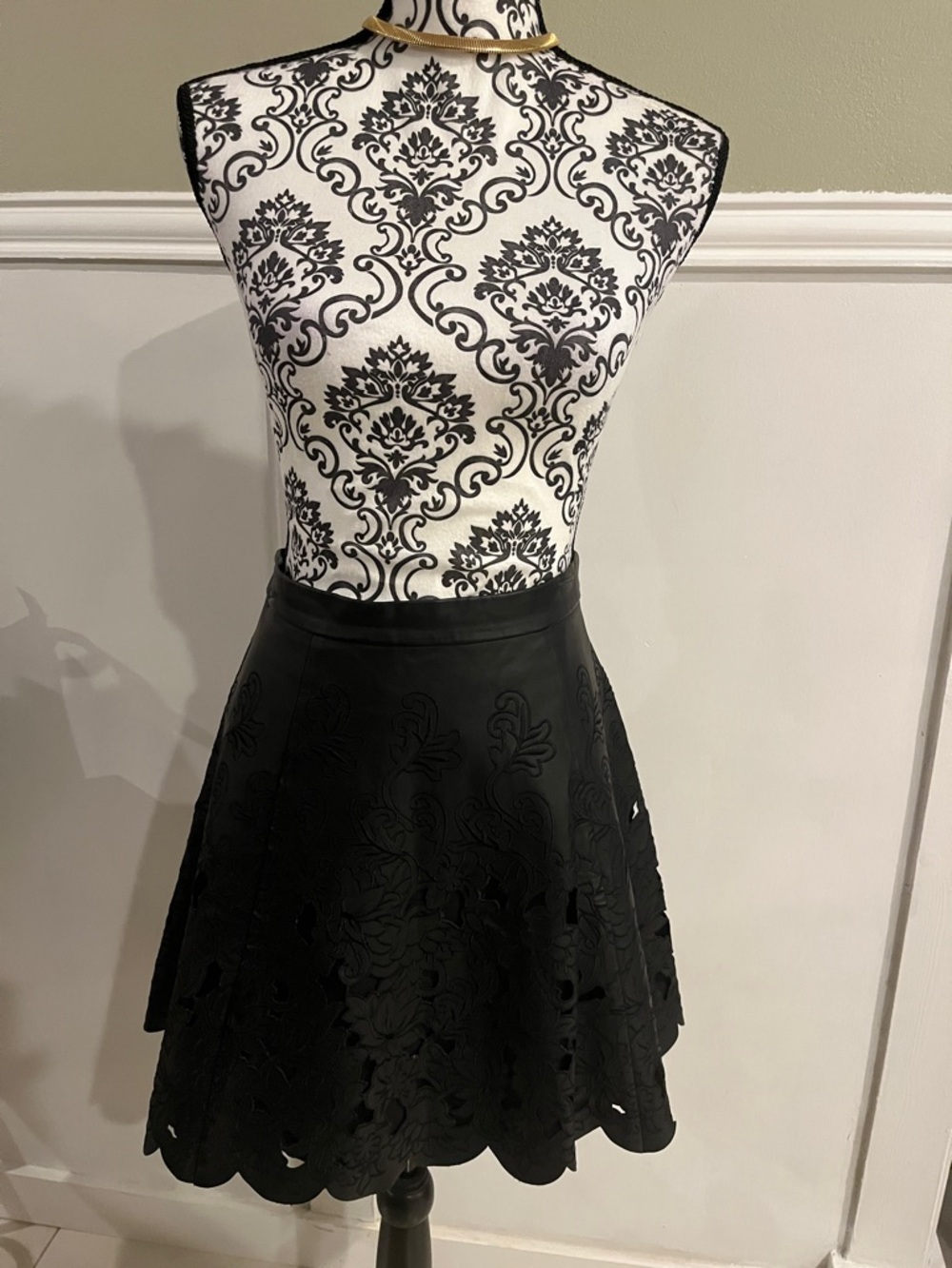 Club Monaco Black Scalloped Hem Laser-Cut Skater Skirt sz 8 Medium